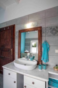 Large bathroom at Joleni Cottage