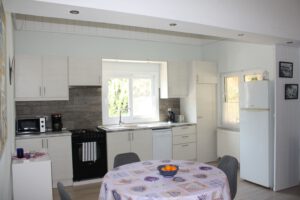 Fully equipped kitchen with dining area