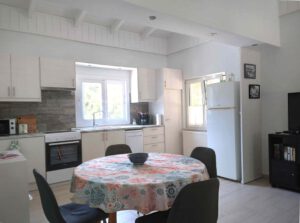 The fully equipped kitchen of Joleni Cottage